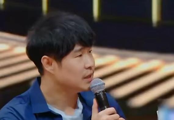 小沈阳放弃小品根本不是江郎才尽，是他自己主动不干了。2021年他在节目里把话说得很直白：研究不出好包袱，不喜欢喜头悲尾那一套，想从头到尾让观众笑。这话听着简单，但一个靠小品吃饭的人亲口说“不玩了”，背后是清醒。2009年《不差钱》之后他一年进账两个多亿，商演从几百块涨到五十万一场，后来公司要把分成提