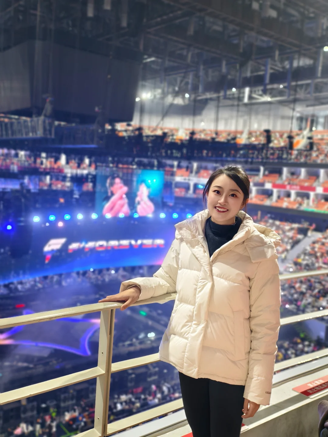 快看！大屏幕言承旭阿信在比心🫰青春复活啦