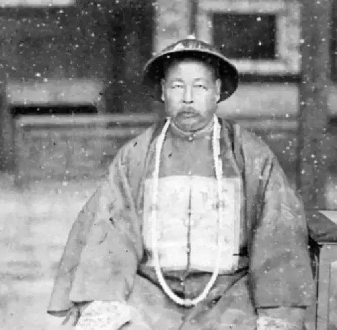 左宗棠平定阿古柏叛乱后，活捉了他三个孙子。慈禧下旨：三个孩子全部阉割。左宗棠直接抗旨不遵，撂下一句&34;谁敢动手&34;。这事儿当年惹了不小的争议，可放到今天回头看，才明白他这一步走得有多精明。
 
左宗棠看了一遍廷寄，没等传旨太监念完，就把公文往案上一扣。帐外雪地里，三个瘦小的身影挤在一处，最小的那个正把冻