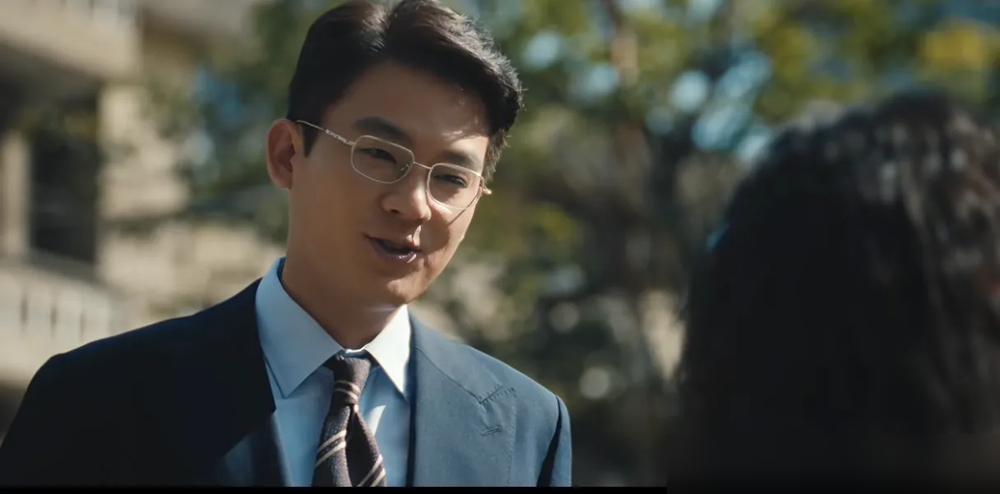 欧豪这回是真狠，央视播着，一个怂包一个顶级间谍，同一个人，两张皮。
《醒来》里他演照相馆学徒，怕事，窝囊，跟冯绍峰对戏被骂接不住。观众刚准备给他贴转型失败的标签。
结果五天后《交锋》上了。他演潜伏二十年的间谍头子，表面温文尔雅，眼神里全是刀。不吼不叫，光靠眼皮抬一下，就把北风那股阴冷劲儿演透了。