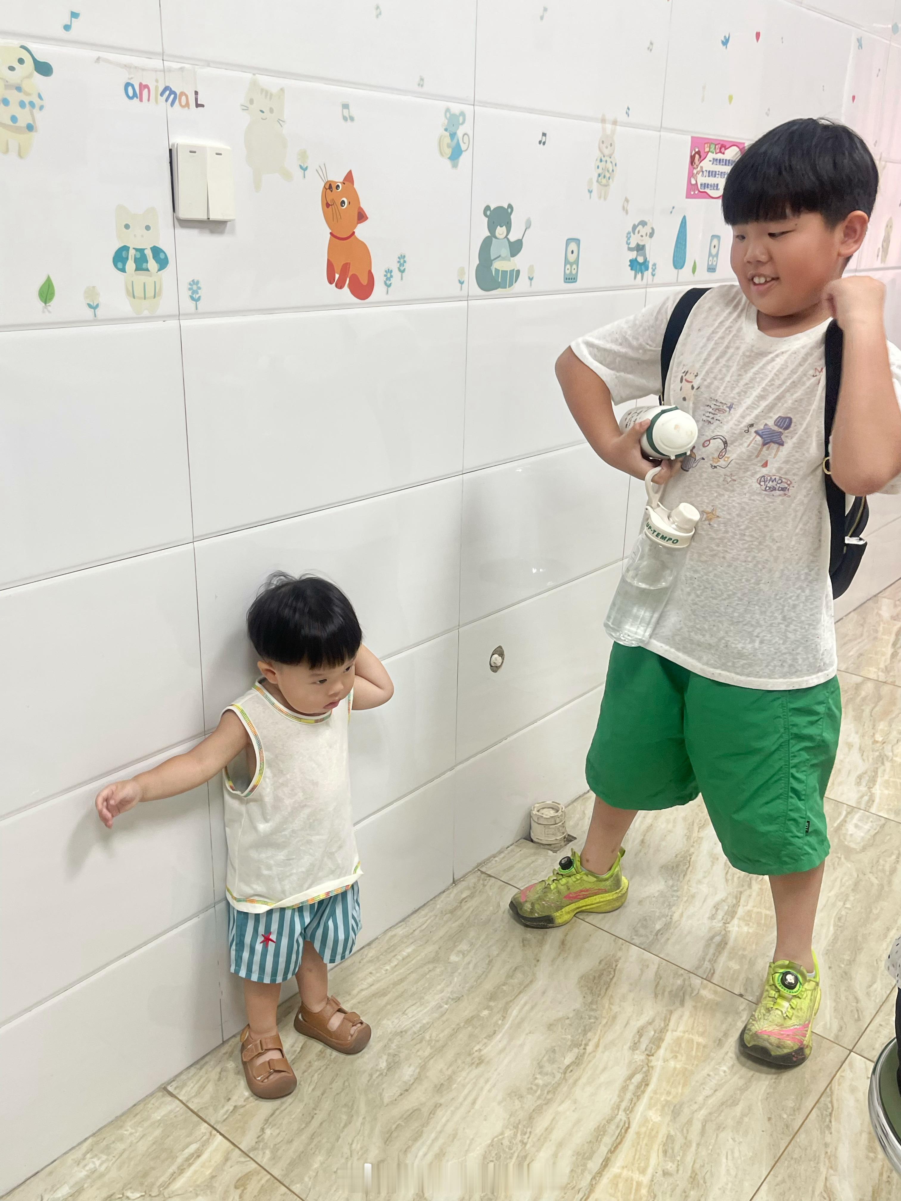 弟弟要打针，哥哥在给他做思想工作 ​​​