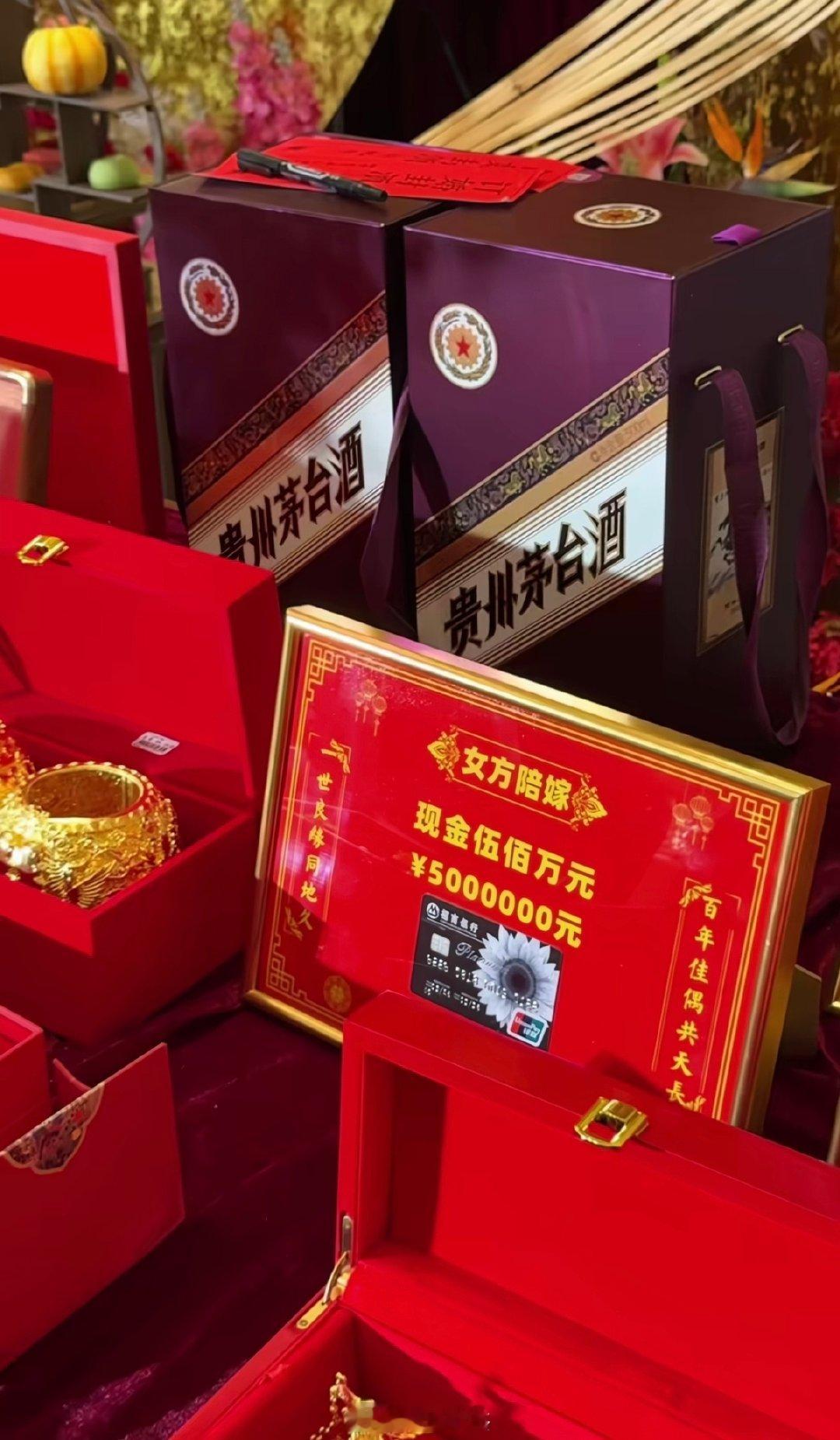 老丈人送了一台红旗给女婿，彩礼1000个，陪嫁500个。 ​