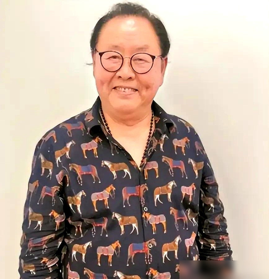 六小龄童拍完整部《西游记》才拿不到两千块，小白龙客串三集开口就要一千五。
王伯昭当年压根不想去，嫌戏份少，直接报了个天价想吓跑杨洁导演。
一集五百，那时候孙悟空一集才七十，他一个人顶七个猴哥。
剧组穷得叮当响，杨洁愣是咬牙批了，就一个条件，这事烂肚子里。
钱给了，人也留了。
几十年后他自己
