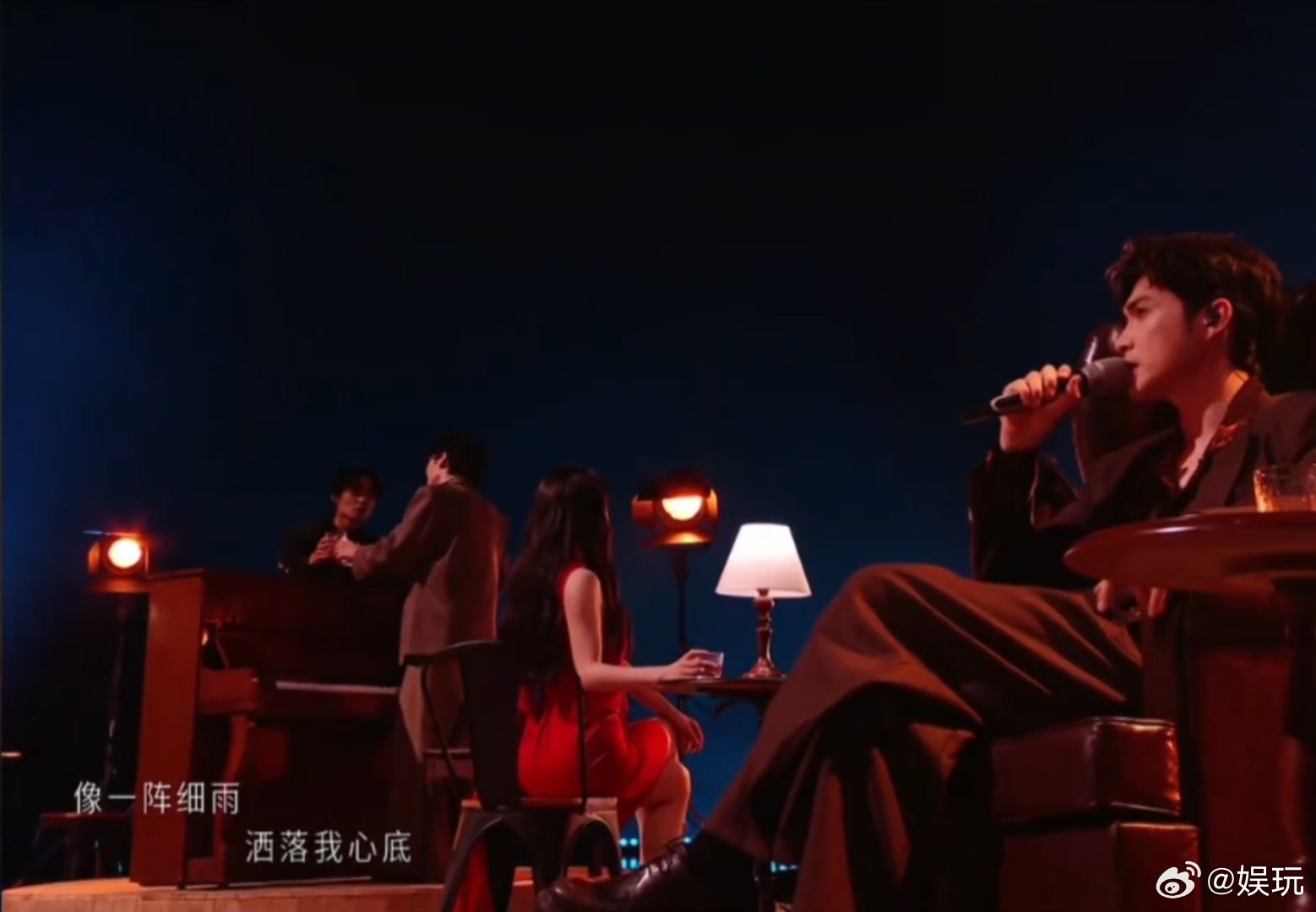 #张彬彬管健嘉晨跳华尔兹王赫野跳摔跤##你的眼神直拍#从练舞到正式公演，看得见三人的付出，华尔兹的流畅，趣味舞蹈的背后都是汗水。 ​