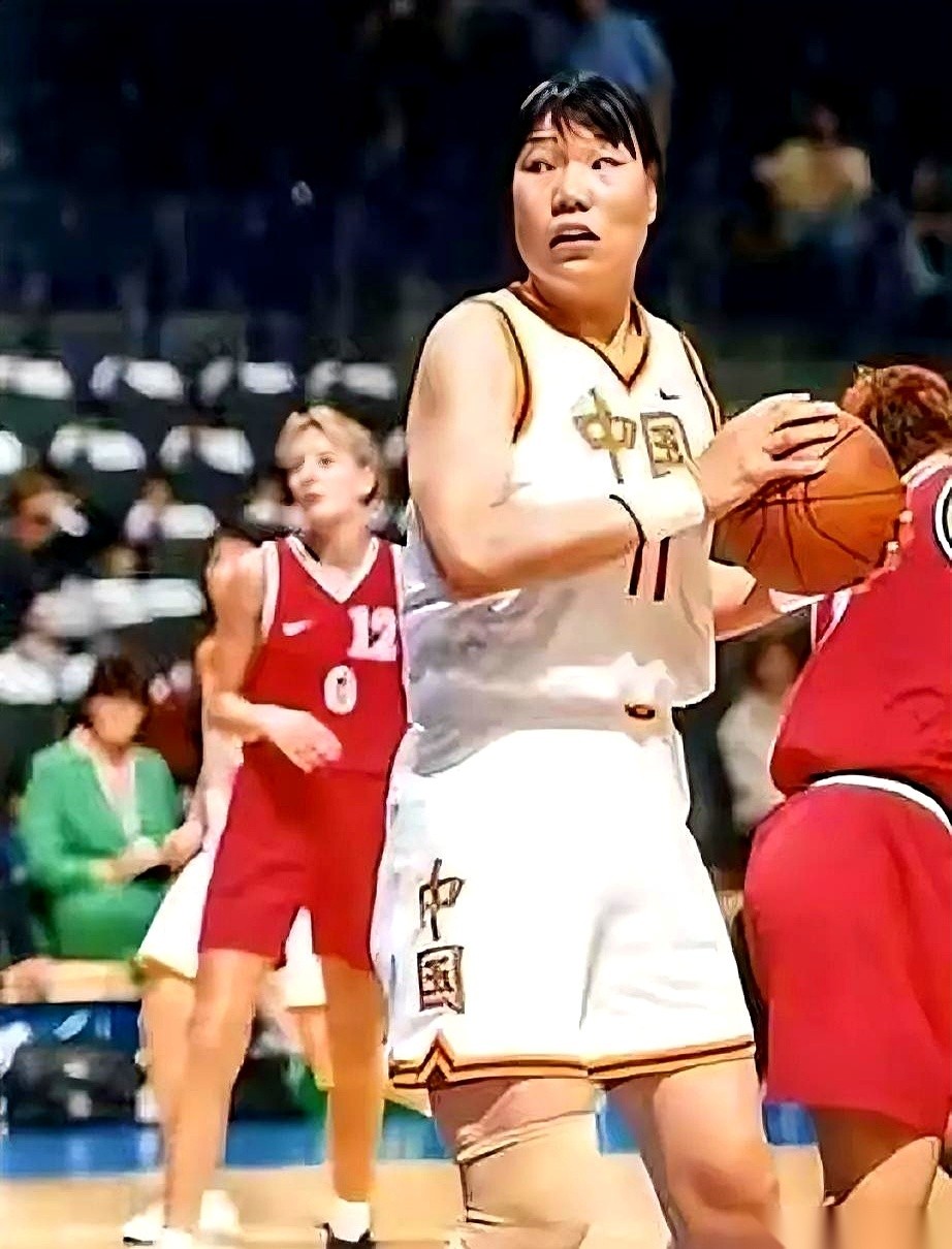 中国女篮历史得分榜单往桌上一拍，一个最直接的数据差，直接把时间拉回了三十年前。
现役最顶尖的球星，一年打那么多场高强度比赛，至今连那个尘封多年的历史第一纪录，连个边儿都还没摸着。
排在榜首的名字，叫郑海霞。总得分：817分。
这是一个什么概念？排在第二位的陈楠是653分，第三位的苗立杰是629分。郑