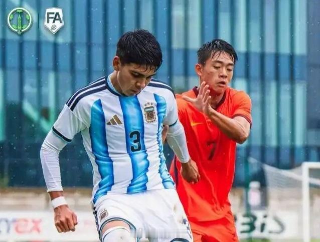 #U17国足伦敦热身赛三连败#

北京时间10月7日晚，英国伦敦Vertex杯四国足球邀请赛展开最后一轮角逐，中国U17男足对阵阿根廷U17队，结果以0比3不敌对手，最终以三连败结束本次高规格海外拉练。从备战层面来说，3场高强度热身的意义远超赛果本身，而是让队员们真切看清自身与非洲、欧美同龄强队之间的实 ​