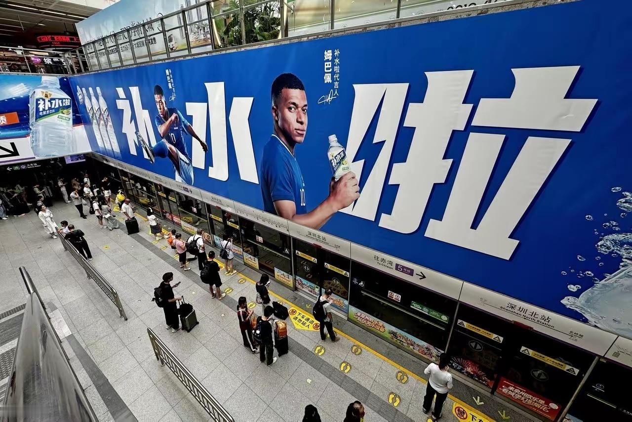 应给外籍公众人物立规矩，损害中国形象必须承担后果。

东鹏宣布终止与姆巴佩全部合作，蒙牛也被曝跟进。这事不该只停在几份解约声明和一轮舆论声讨上，否则类似情况还会有。

外籍公众人物想在中国拿商业机会，就得尊重中国社会的基本文化和历史情感。建议从这次开始把规矩立清楚：一，代言合同写明公 ​