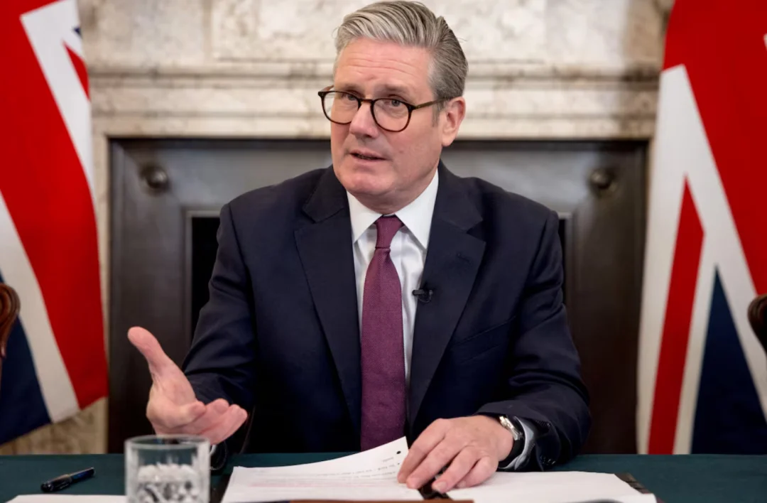 英国政坛危机加剧，首相斯塔默坚持不辞职