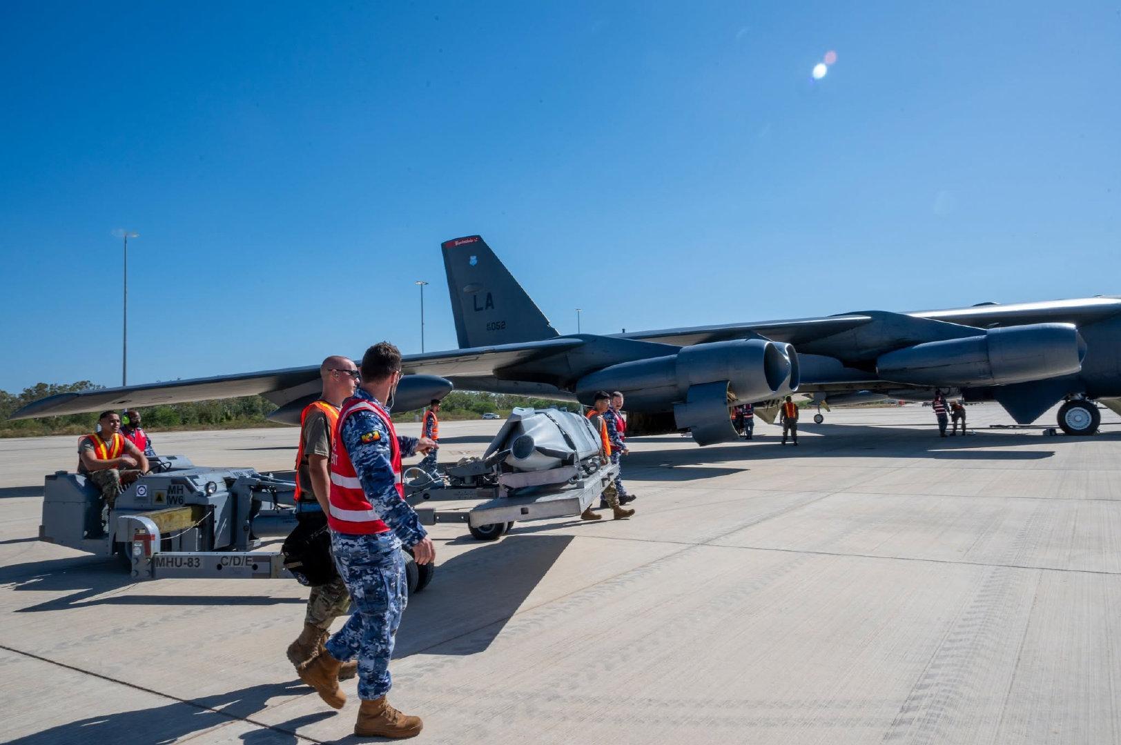 在澳大利亚皇家空军廷达尔基地（RAAF Base Tindal）举行的双边武器装载演习（LOADEX）中，澳大利亚皇家空军军械技术人员与MD二等人共同在停机坪上，对一架 B-52“同温层堡垒”（Stratofortress）战略轰炸机进行检查、准备，并装载AGM-158 JASSM巡航导弹训练弹药。#烽火问鼎计划##每天认识一件兵器# ​
