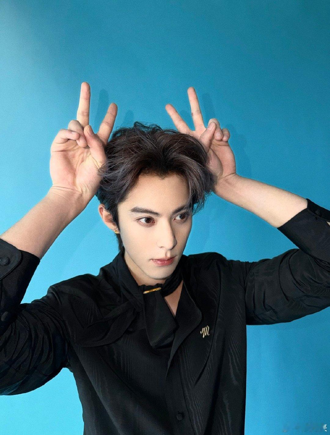 #王鹤棣[超话]#  这么萌要干嘛！！心萌化了 ​