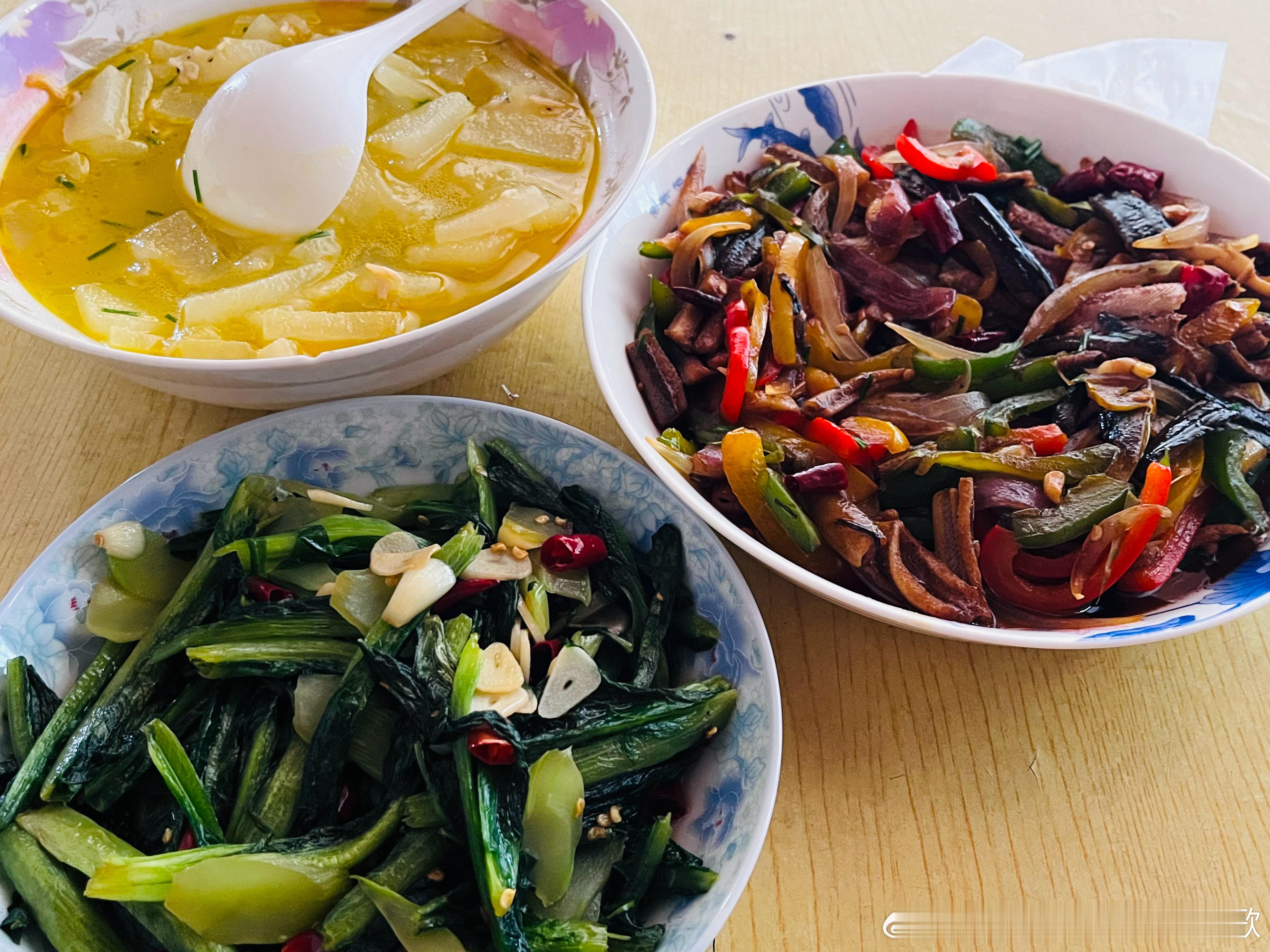 p1老农民也要过七夕，也是相当罗曼蒂克，牛郎织女祝我多多变异，快速升级
p2p3第一次炒的鳝丝，可惜老头不能吃甜，加点糖会更鲜一点
p4这还说啥了，所见即所得，鲜掉眉毛，改天再买来烧一烧🤤
p5绿豆汤大翻车，家里的电饭锅太小了煮不烂，只好放炒锅用煤气烧，一会没看就烧糊了[苦涩]，原本还想挑一 ​