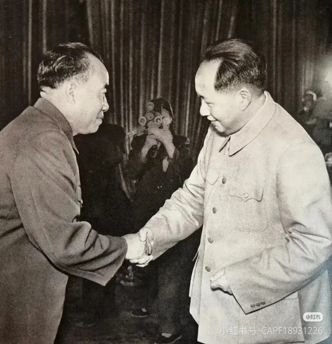 延安时期，朱德评价毛主席说：“毛主席办事脚踏实地，有魄力、有能力，遇到困难总能想