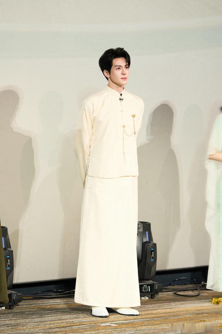 #曾舜晞双赛道都很争气#✨演戏塑造鲜活角色，歌唱释放舞台魅力，曾舜晞双赛道稳步前行，坐等音乐节精彩演出。 ​