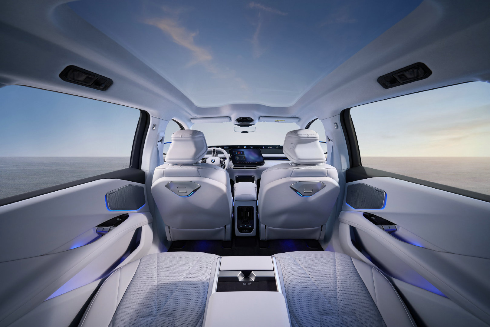 牛🐮啊，刚知道宝马有个“鼻子小组”，专门给各种内饰材料闻味道；另外他们还有专门的气味实验室，从材料到整车层层测试，保证到你手上的新车没有异味[666]

刚好知非小伙订了新世代BMW，等他车到了，我替大家先检测下气味👃 ​