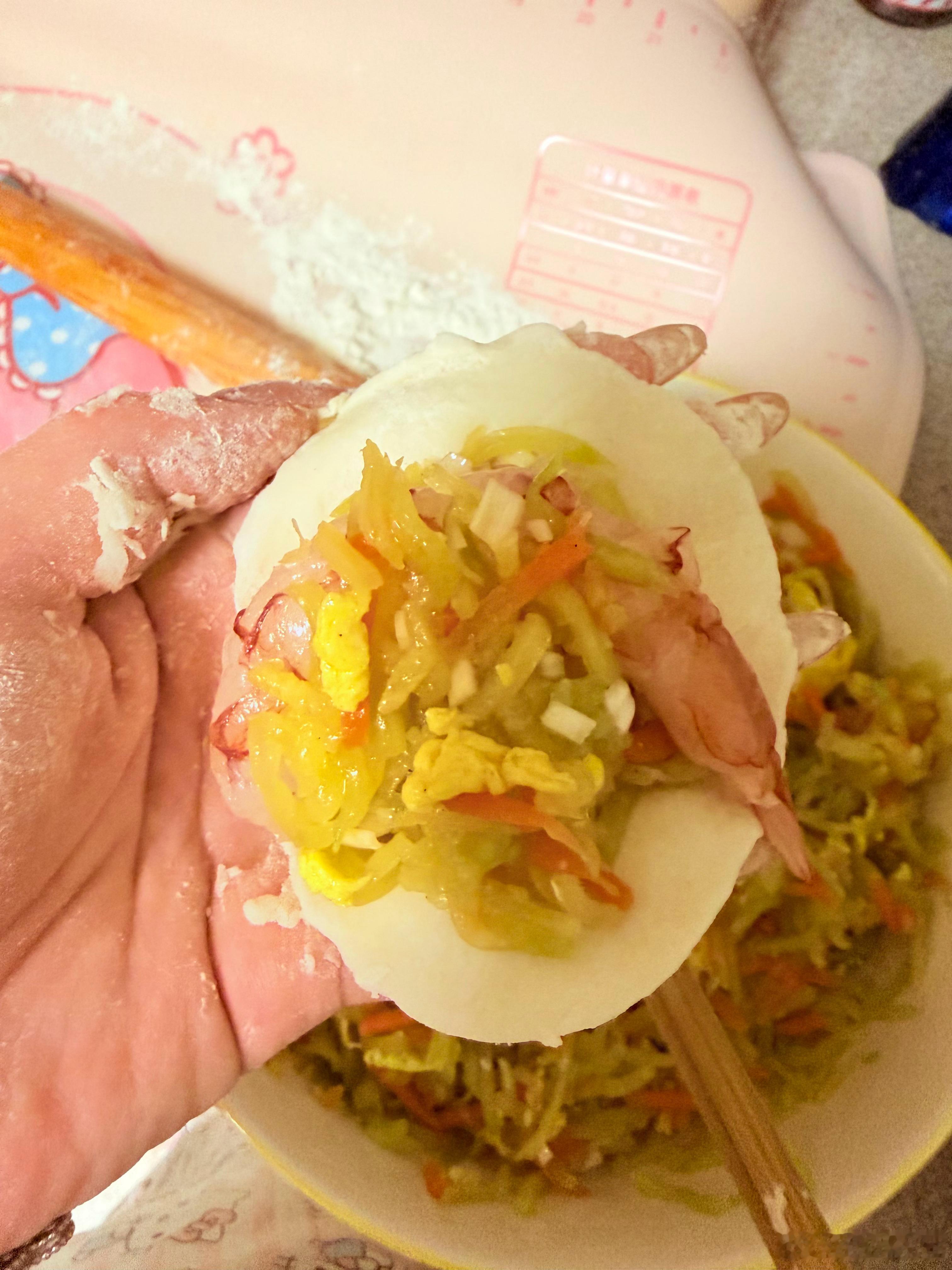 今天包蒸饺，西葫鸡蛋虾仁和韭菜鸡蛋海参虾仁，每个都有一颗超大虾仁吃着过瘾，最多就吃2-3个。新买的猕猴桃🥝好甜，给孩子弄好放冰箱冷藏一下更好吃😋。我下午没事吃点面包+花生，吃着好过瘾，最近都没上称已经不想看了，晚上给他们做酱油炒饭，我儿子可以吃完这一大盘。 上海