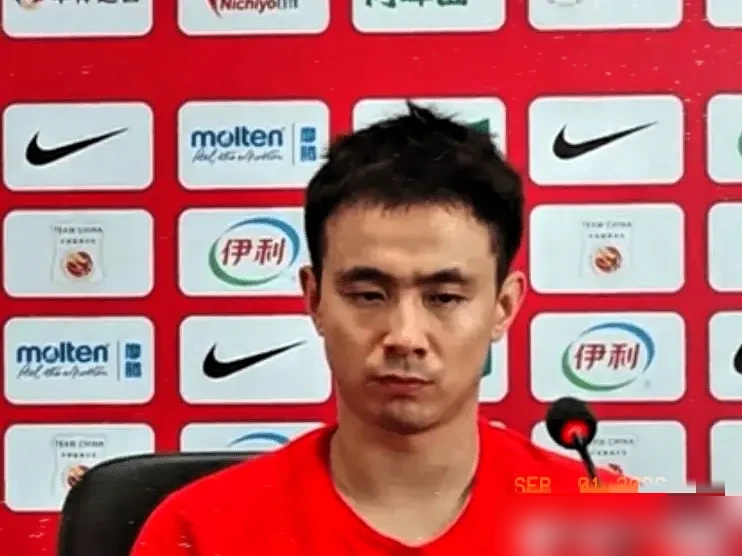 都夸杨瀚森绝杀硬，这记发球才是真核心！
终场前4.1秒双方87平，赵继伟边线发球，对面两个2米多的内线绕前封堵。
刘铁说这是教科书级的球远人近：长距离穿越防守，接球人还被紧贴，赵继伟把时机、高度、落点卡到极限，刚好落到杨瀚森接球就能出手的甜蜜点，全程不到2秒。
之前一堆人骂他世预赛正负值低，揪