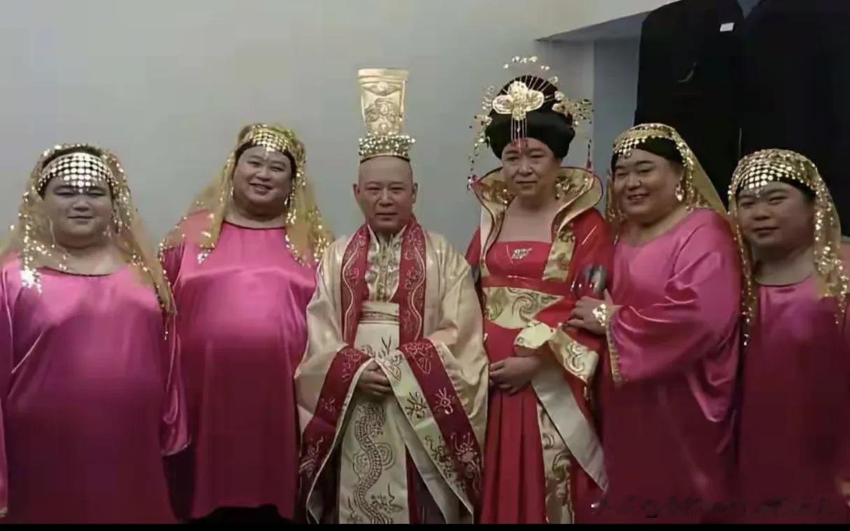 姜昆必须将反三俗斗争到底，彻底整顿相声圈乱象。
有一张老照片，姜昆和一众曲艺同行站在紫禁城门前，再回头看当年那场吵翻全网的相声之争，很多人这才恍然大悟：当年的姜昆，其实根本没有错。
当年郭德纲拿反三俗当话题，在舞台上多次拿姜昆这类体制内演员砸挂，调侃他们拿工资、脱离小剧场，各种讽刺段子层出不穷。那