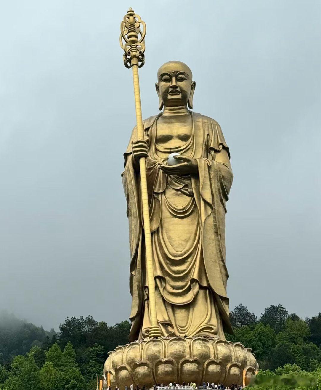 农历七月二十九，地藏王菩萨诞辰日；

地藏王菩萨是佛教四大菩萨之一；

以“地狱不空誓不成佛”的“大愿”以及“大孝”而闻名，被尊称为“大愿地藏王菩萨”。

其“安忍不动，犹如大地；静虑深密，犹如秘藏”，慈悲救拔地狱罪苦众生，冥阳两利。
#康康爷爷睡梦中离世# ​