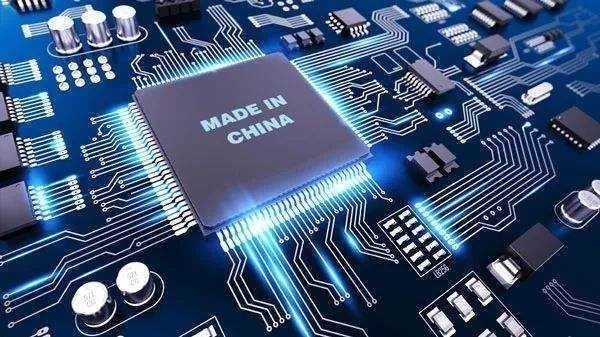 液冷服务器+数据中心+算力租赁，强关联的8家公司
第一家：浪潮信息
所属领域：液冷、数据中心
概念关联：公司已连续四年蝉联中国液冷服务器市场第一，提供从规划设计到建设实施的液冷数据中心全生命周期整体解决方案
最新亮点：公司近期成功开发了高压直流瞬稳技术，推出面向AI超节点整机柜800V供电的 ​
