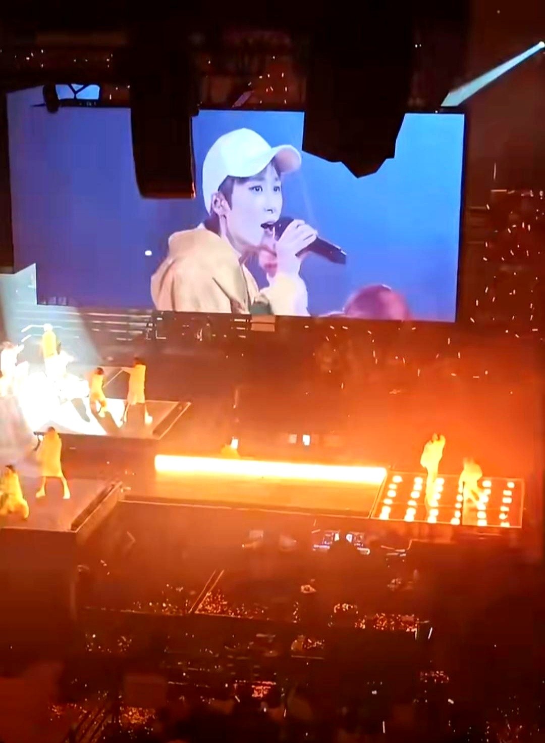 内娱到底谁有这么大面子，一场演唱会能把半个娱乐圈都搬到台下当观众？

李宇春这次开唱，硬是办成了年度团建。

肖战、辛芷蕾、宋佳坐镇，吴青峰、张碧晨捧场。

连脱口秀的呼兰和老东家龙丹妮都挤在台下凑热闹。

看台上的倪妮根本坐不住，跟着节奏又蹦又唱，一点包袱都没留。

跨界拉满，顶流齐聚，这拼的全是