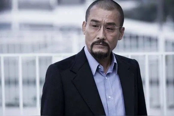 梁家辉那句&34;明星跟市民生活没一毛钱关系&34;的旧采访，最近又被翻出来热议。他说在香港，医生、老师比艺人更受尊重，因为人家见多了不稀奇。这话从一个影帝嘴里说出来，确实扎心。

评论区有个观点很到位：不是香港人高冷，是人家见多了不稀奇；也不是内地人盲目追星，是物以稀为贵。还有网友说，以前电影明星也只是制片厂