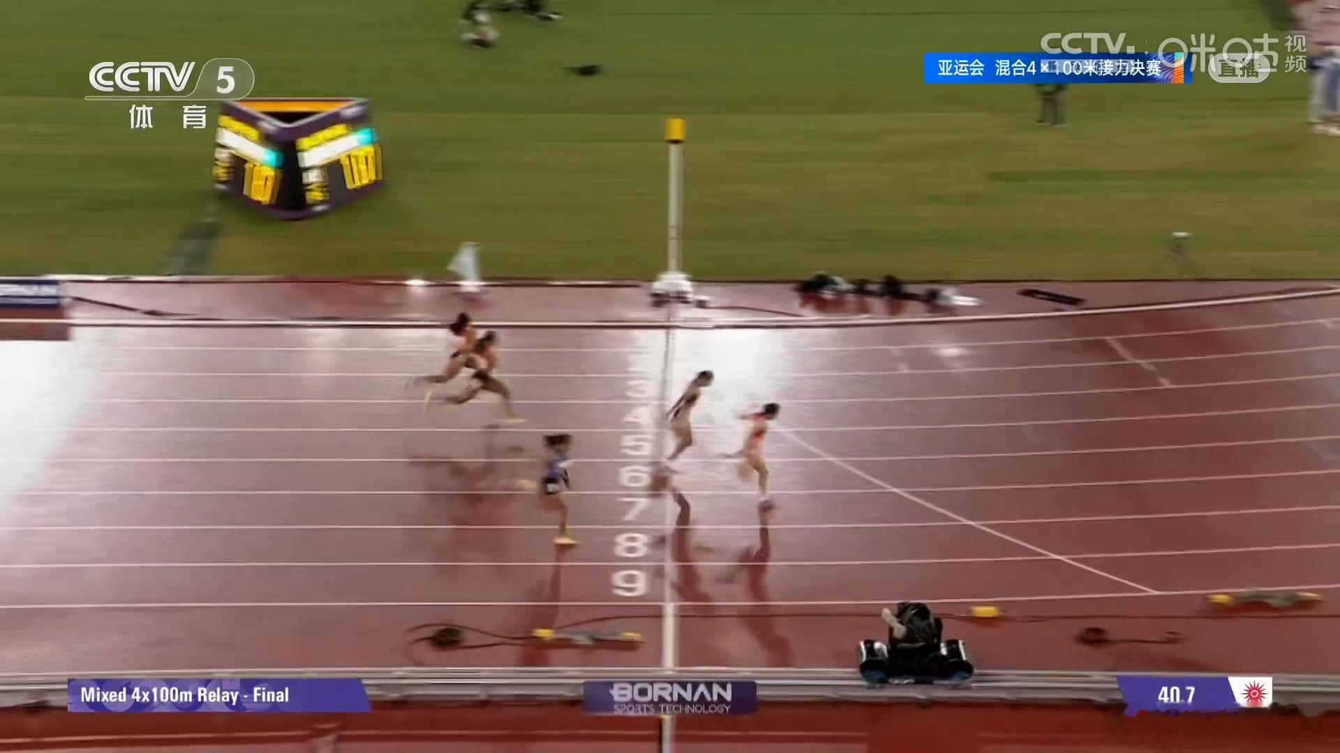 #4x100米混合接力中国队夺金#亚运会男女混合4X100米接力决赛，看最后一棒我都不敢眨眼。陈妤颉接棒的时候泰国还在前头，心里真咯噔一下。结果她硬追，最后那下极限反超，太狠了。40秒78，金牌，还破了赛会纪录。陈锦丰、刘国怡、施君豪、陈妤颉，四个人今晚真顶。混合接力就这样，棒次一交，节奏差一点 ​
