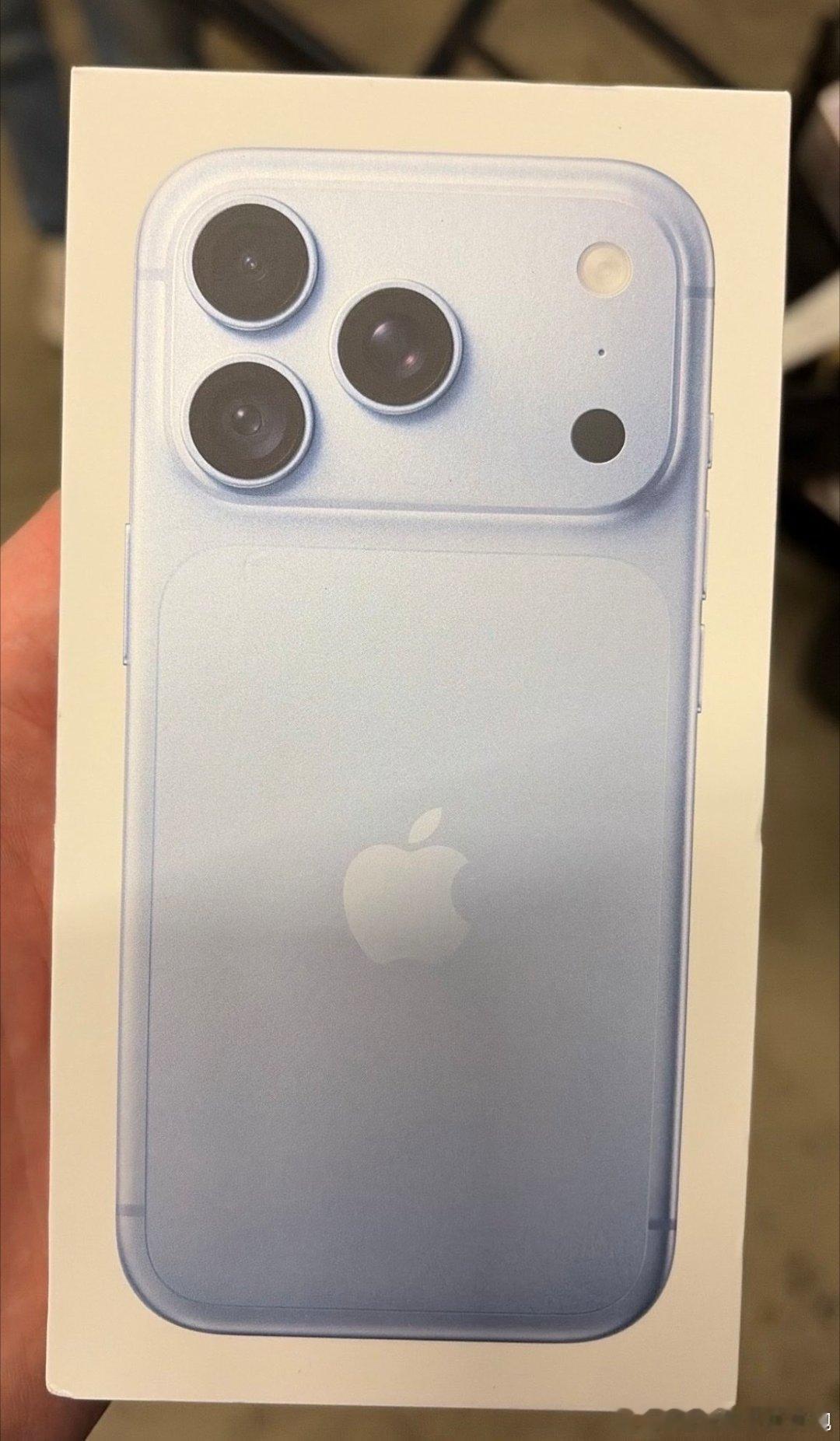 #iPhone18Pro零售包装曝光#iPhone18 Pro零售包装实拍曝光，延续苹果极简环保纸盒，采用再生纸材质，盒面印有机身背面图。勃艮第酒红、冰川蓝、黑色三款配色包装盒亮相。盒内依旧只配一根USB-C编织线，没有充电头。包装盒图片也确认新机后置主摄搭载可变光圈，新机马上就要正式发售。 ​