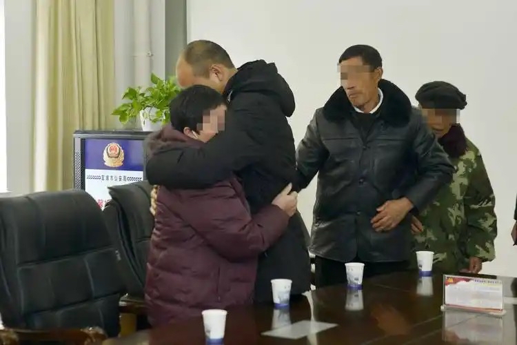 🔥看哭无数网友！母亲为离世儿子销户，民警含泪拥抱，一个拥抱胜过千言万语

世间最痛，莫过于白发人送黑发人。四川江油小溪坝派出所户籍大厅里发生的一幕，戳中了千万网友的心。

9月7日，一位母亲独自走进派出所，她要办理一件无比沉重的事：为骤然离世的儿子办理户口注销手续。

销户，是法律意义上的告别。盖上
