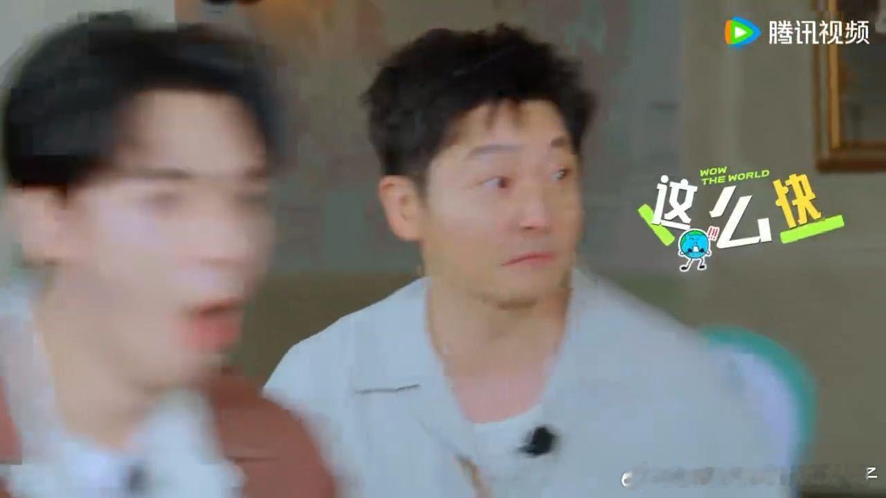 #龚俊陈星旭cos海清# 李乃文猜答案太快，龚俊陈星旭直接看愣。俩人蹲到乃叔旁边，现场cos海清，喊“你是神”。这波，像在给乃叔的猜词能力行大礼，又好笑又离谱，太有节目效果了。#地球超新鲜# ​