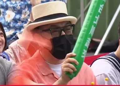 离谱！蔡康永给台独站台惹众怒，蒋万安表态支持蔡康永
 
这次事件最让人难以接受的，不只是蔡康永本人的举动，还有蒋万安公开出面为蔡康永辩解的这番发言。
 
在蔡康永现身沈伯洋竞选造势现场引发巨大争议之后，作为台北市长参选人的蒋万安，面对媒体说出了自己的看法，也正是这段话，在网络上掀起不小的讨论。
 