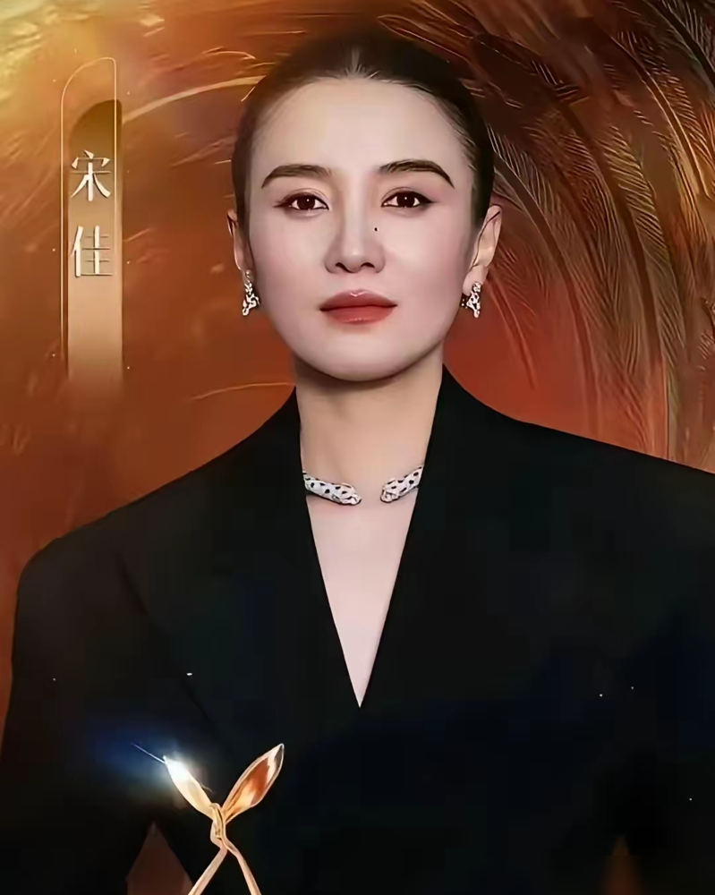 把脸弄脏，把命演苦，这才是内娱拿奖的密码。
翻翻近五年金鸡百花金像的影帝影后，十个里有八个在戏里没法看。朱一龙剃寸头演殡葬师，李庚希全程病容演尿毒症，刘青云直接蓬头垢面演疯子。易烊千玺更狠，演个脑瘫青年，从头到尾没一处是好看的。
西装革履的梁朝伟成了极少数例外，拿奖也像在提醒：精致是运气，扮丑才