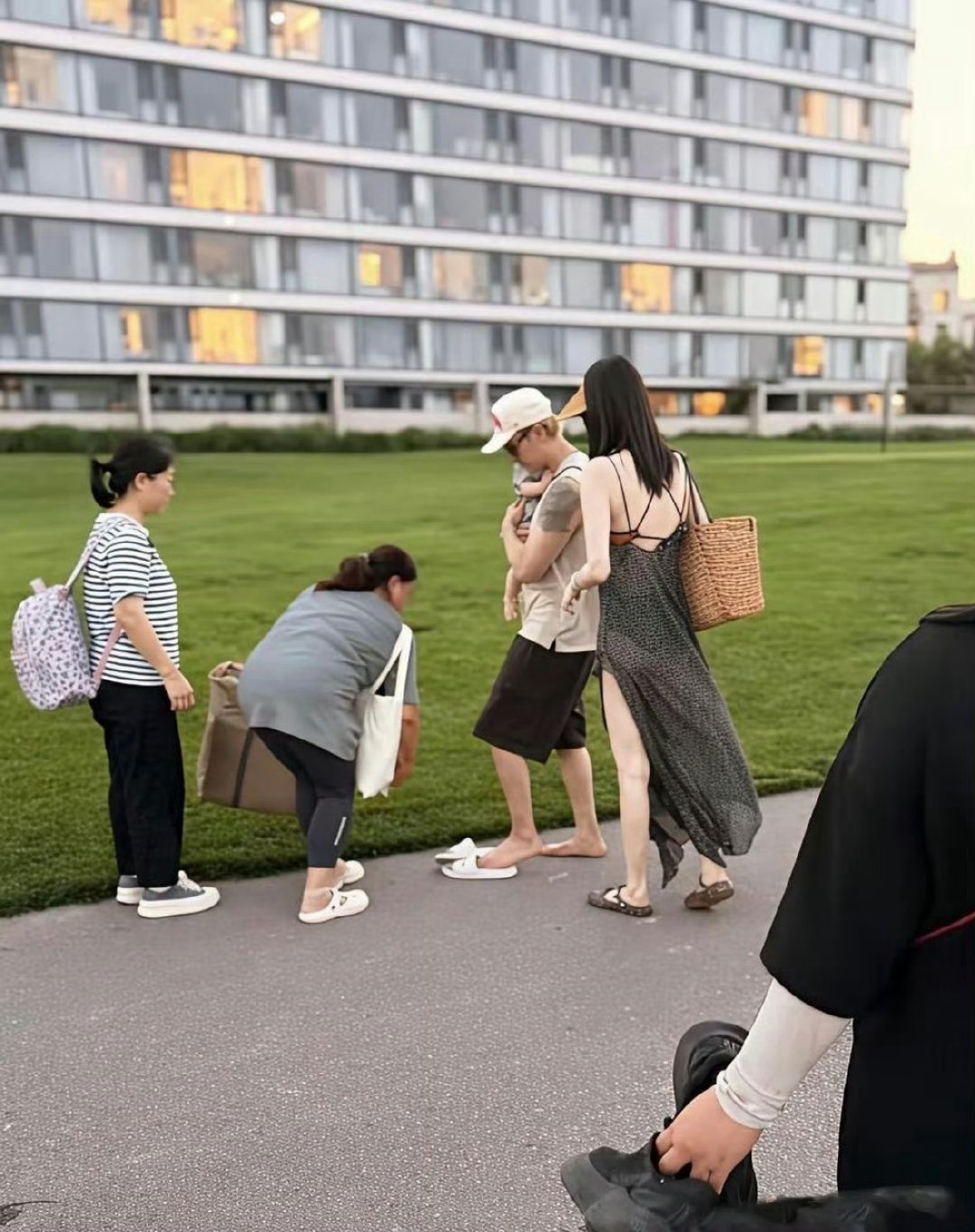 阿那亚偶遇陈伟霆何穗一家出游～陈伟霆细心抱娃奶爸感拉满，何穗身形高挑，人群中格外吸睛。 ​