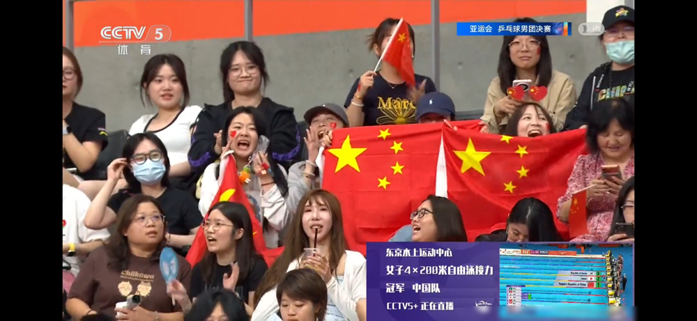 亚运会乒乓男团决赛，王楚钦两度出场，一次惊天逆转，一次被张本智和剃光头。
第一盘，王楚钦0比2落后松岛辉空，连扳三局，硬是从悬崖边上把分拽了回来。第三盘，林诗栋3比1拿下户上隼辅，中国队大比分2比1领先，眼瞅着冠军到手。
结果第四盘，王楚钦碰张本智和，7-11、4-11、9-11，干净利落输了个