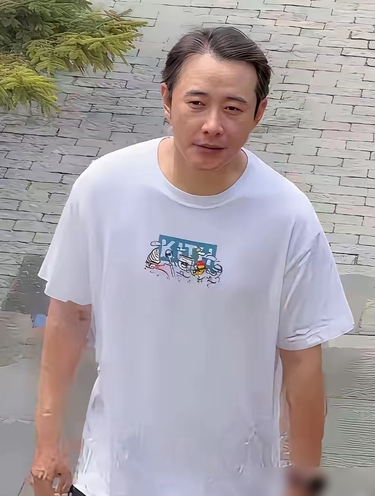 唐嫣还在天天红毯比美，44岁的罗晋，咋突然老得快认不出了？
满头白发，发际线暴退，胡子拉碴，生图里眼里全没了光。别瞎猜什么走钟、婚变。
真相特扎心。去年底父亲病逝，这位独生子推掉大把通告，在病床前硬生生熬了一年多。前阵子，又被拍到独自跑去大孤山，给老母亲祈福。
那些造谣离婚的可以歇了。人家两口