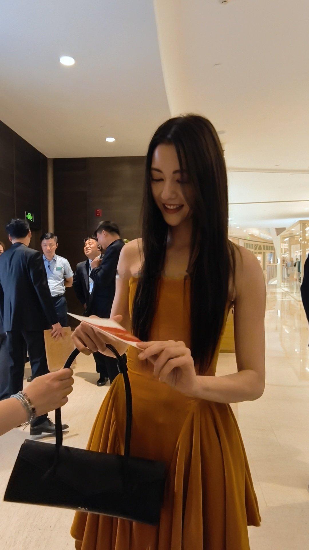 #娜然[超话]# 好久不見，甚是想念。藉著秋風把我們的思念遞到你手上💞#娜然##alaÏa# ​