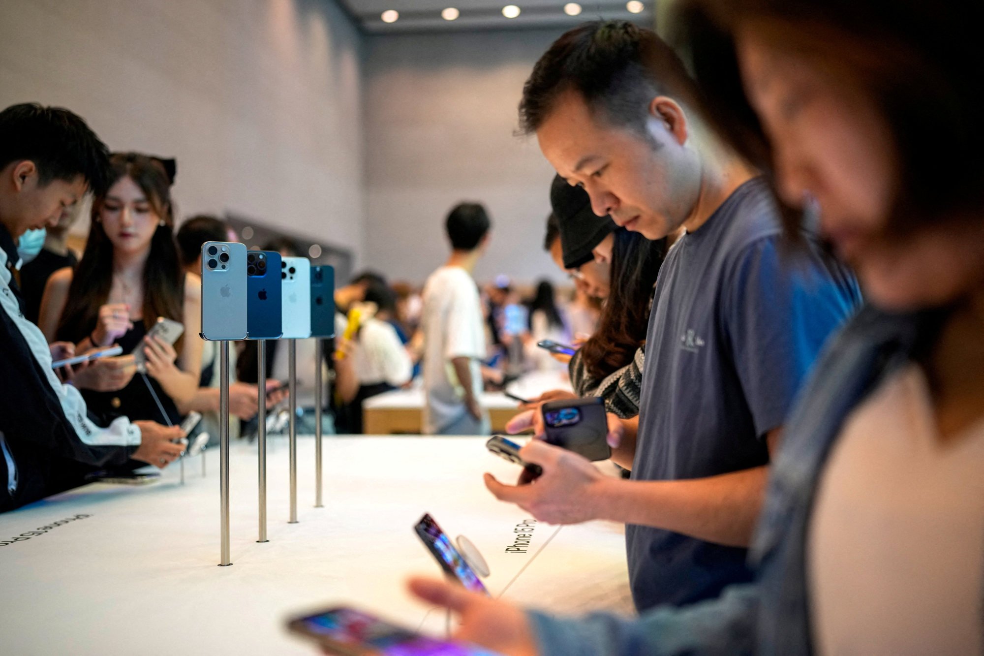 iPhone 17 Pro线下降价千元：一场苹果亲手导演的“价格罗生门”

“同一个手机，同一个时间，线上6999，线下8499。你告诉我这叫降价？”

北京石景山区苹果授权专营店里，一位顾客盯着标价签看了半天，转身对店员说了句“我去京东下单了”，头也不回地走了。店员耸耸肩，对身旁同事说：“今天第五