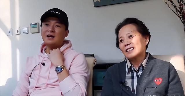 谁能想到当年《奋斗》里仗义敞亮的华子，如今47岁还单着，三段情全卡在母亲这关。
从早年陪他北漂的汤唯，到事业上升期的霍思燕，连做得一手好菜、外人都觉得最合婆婆心意的姜妍，也因一次穿短裙的细节被挑刺，最后全都遗憾收尾。
哪怕当年他在综艺里趴在狗窝边哭着说没人愿意留在身边，他母亲至今也没觉得自己错，还说