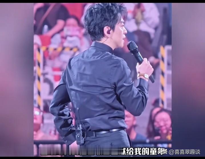 李健在成都演唱会唱了首《情怨》，说是唱给刘欢的。

台下的观众愣了几秒，接着掌声就炸了。那首歌刘欢唱过，词曲都是他自己写的，京韵十足，带着老北京胡同里的那股子味儿。李健站那儿，没打什么花哨的灯光，就清清嗓子唱了。

唱完他说了一句话，说得特别实在：

“歌手怀念歌手最好的方式，就是唱他的歌。”

这