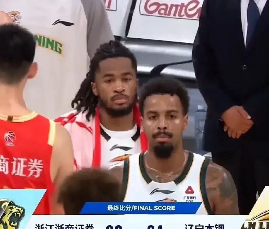 辽宁男篮这次输给广厦，账面看是丢了分，但明眼人心里跟明镜似的，这波其实一点没亏。
联赛漫长得很，犯不上逢仗就死磕，硬拼到伤筋动骨才是真赔本。
赵继伟和克里斯稳稳坐在场下休整，主力不带伤硬撑，身体底子保全了，后面硬仗才有的打。
把核心的时间让出来，反倒逼出了其他人的狠劲。
平时在替补席憋着的轮