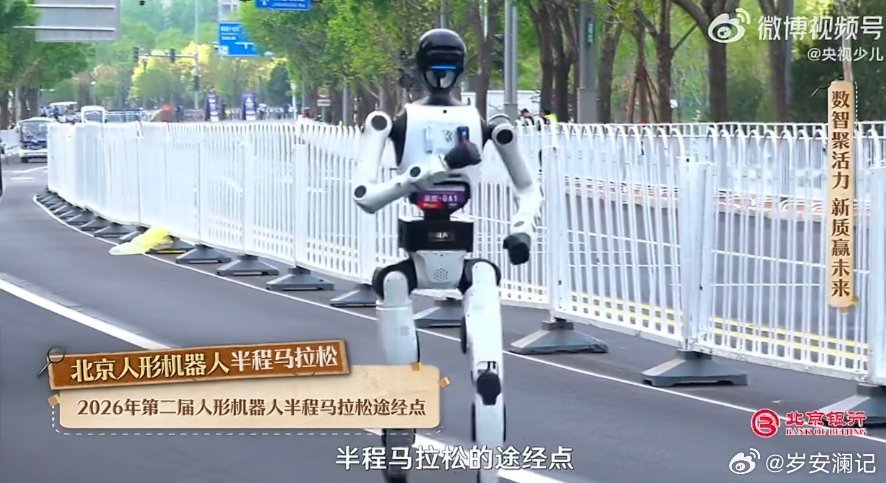 #亦庄自动驾驶里程约绕赤道1550圈# 谁能想到曾经还步履蹒跚的人形机器人，如今可以稳稳奔跑，海量路测疯狂练级，幻想和现实之间的壁垒正在被一点点打碎。 ​