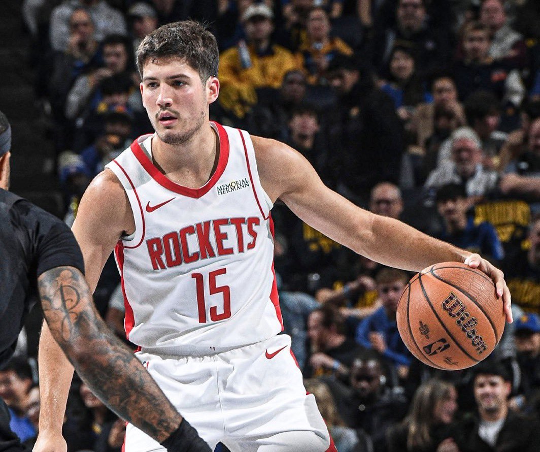 过去三场比赛谢泼德的场均表现：  21.7分4.7助攻3.3篮板2抢断...