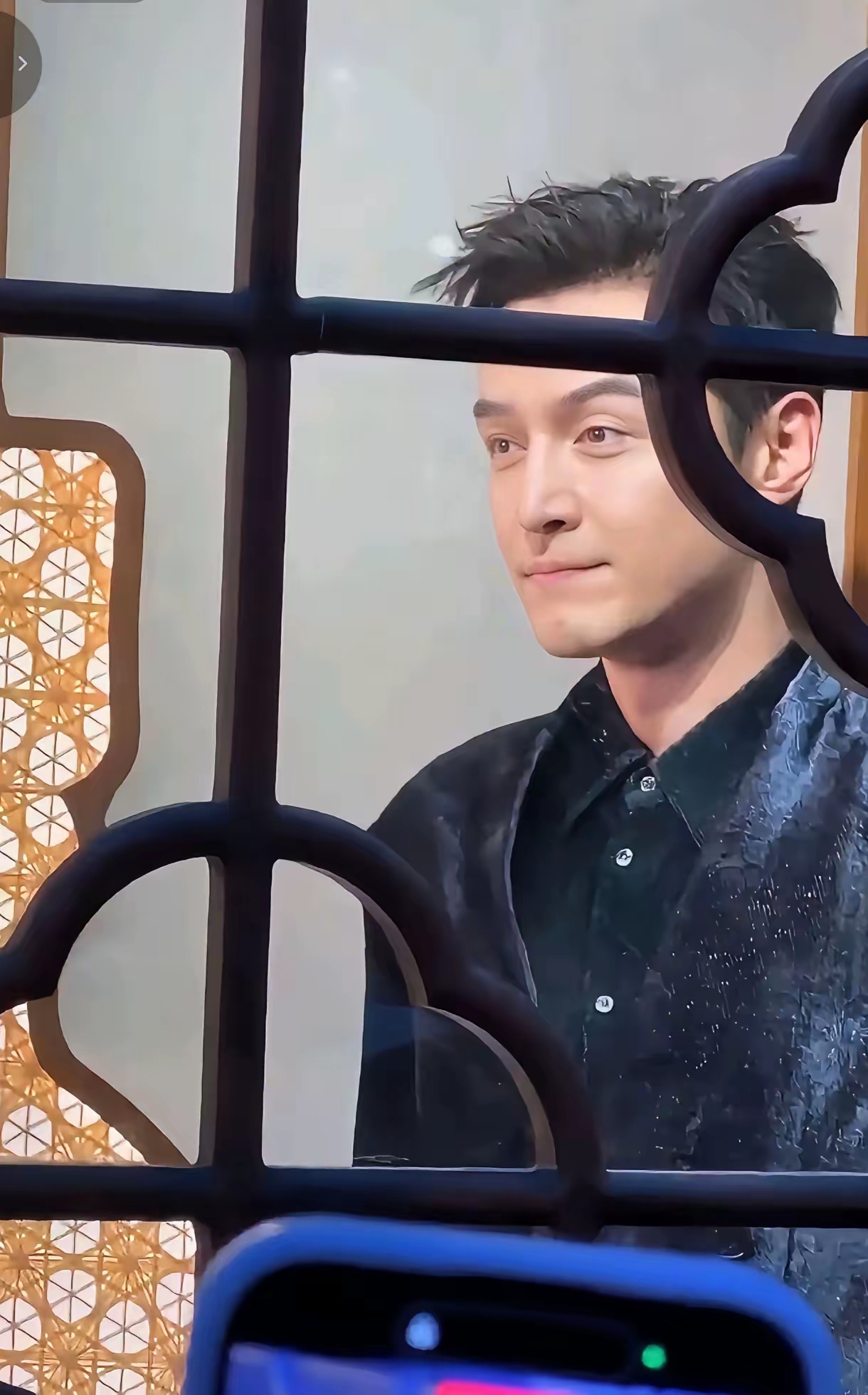 我表弟在乌镇见到了胡歌
他跟我说了一个大实话，说胡歌根本不是电视上的那样。表弟说，在电视上看到的胡歌因为面部偏瘦就显得比较憔悴，又有点显老
​可现实里不是这样的
 
表弟这次特意抽出假期，专程前往乌镇，打算逛一逛戏剧节，看看现场的话剧演出。他本来没有抱着偶遇明星的期待，只是沿着西栅青石板路慢慢闲逛，