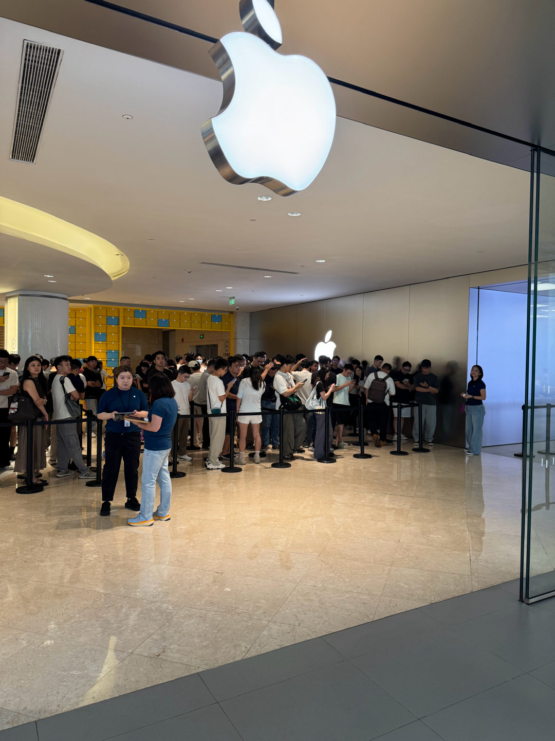 iPhone 18 Pro系列首销情况（Sell out）

iPhone 18 Pro系列开售日SO约322.8K，约为iPhone 17 Pro系列的130%

其中，iPhone 18 Pro内占约44.5%

iPhone 18 Pro Max内占约55.5%
怎么越涨价卖的越好呢？ ​