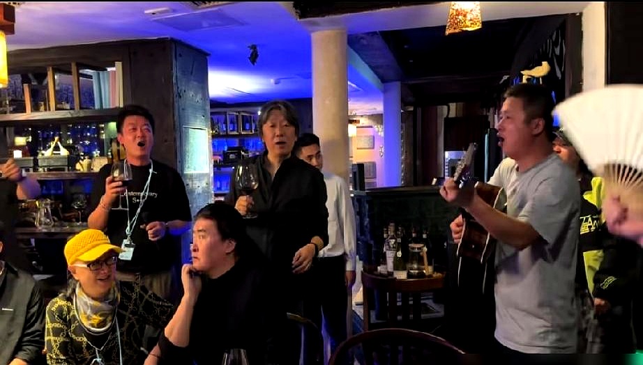 刘欢端着酒杯连抿两口，老狼老老实实站旁边举着杯子不敢坐，不少人第一反应就是看戏，非要给人家扯什么“江湖地位”和规矩
 

真没必要这么过度解读
 

卢璐早就透露过，刘欢过了三十岁就不怎么沾酒了
 

当年李琦笑称他在酒桌上像将军，赵忠祥也说他喝多了粘人，可那些都是年轻时的欢腾
 

那天放着《送别