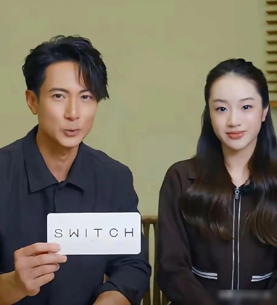 吴尊带着女儿同框亮相，那张脸真让人感慨基因的蛮横。

当年在综艺里咬着软糖不放的小女孩，一晃眼15岁了。最近甚至给墨尔本的博物馆拍上了中国传统服饰海报，披起凤冠霞帔和战袍，个头直逼一米七。没了婴儿肥，眉眼间全是他爹年轻时那种干脆利落的轮廓。

吴尊自己倒先急了，面对镜头直接放话：我不愁她找不到对象，