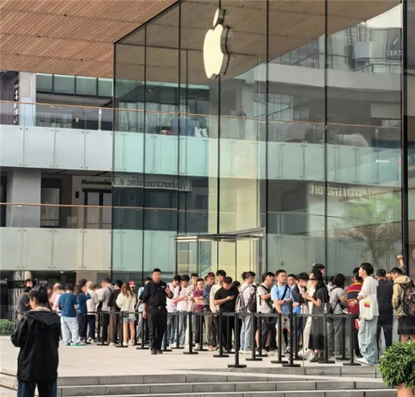 #黄牛称18ProMax价格快崩了#
     iPhone18 Pro系列首销日行情两极分化太明显。
Pro版本直接遇冷，多地黄牛拒收，部分渠道已经破发，基本没有溢价空间；只有Pro Max还保留少量溢价，但行情跳水速度超乎想象。
     早上勃艮第酒红色Pro Max回收最高加价接近900元，到中午直接腰斩，热门配色回收溢价跌 ​