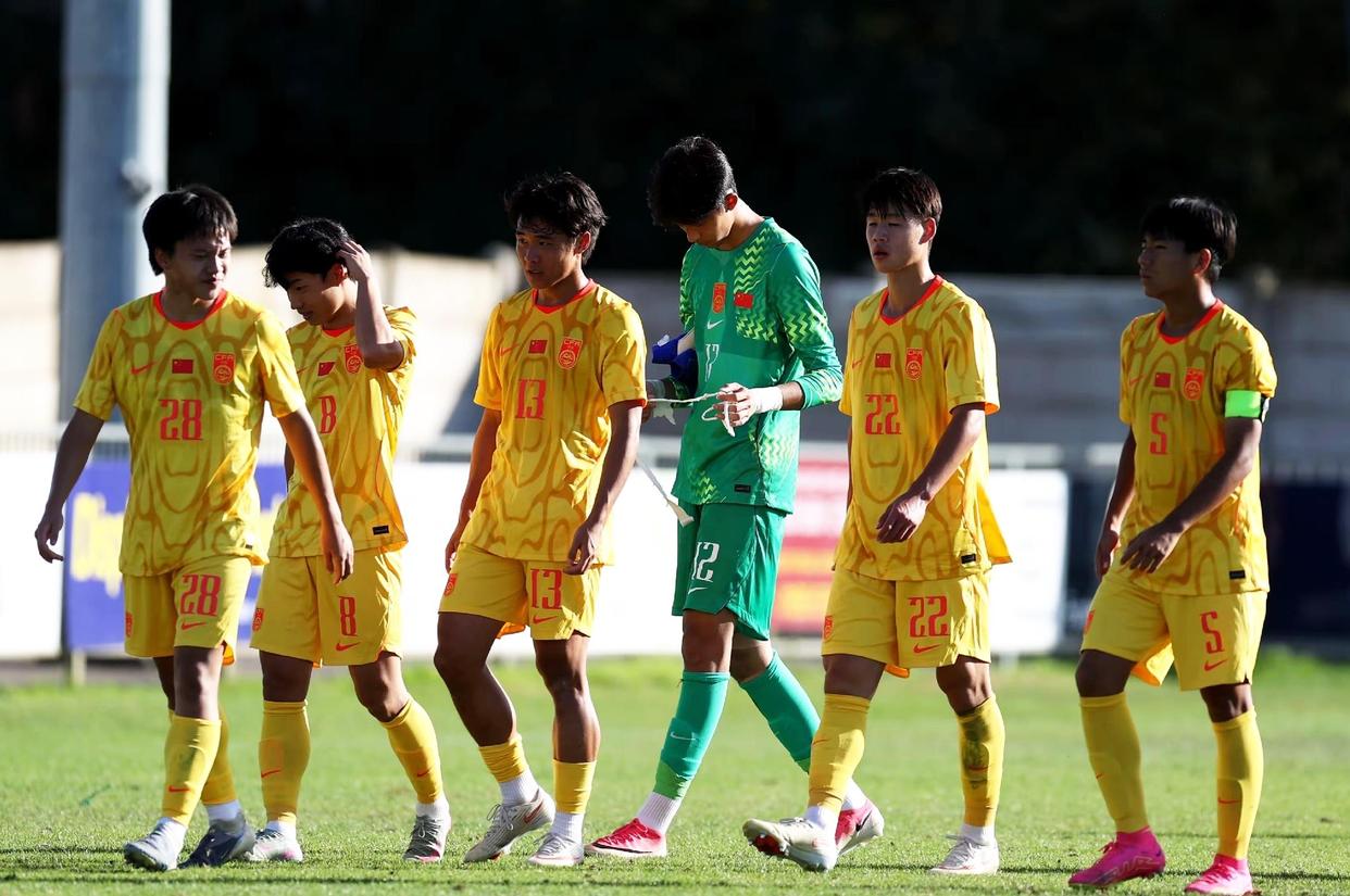 U17国少海外拉练3场比赛结果，结果中不乏希望

（一）国少0比1坦桑尼亚
（二）国少0比3墨西哥
（三）国少0比3阿根廷

3场比赛，失7球，没有进球。
这对于目前的国少而言，其实是一个可以接受地结果。
毕竟对手，是各大洲名列前茅的球队，实力堪称汹涌。
而在比赛中，国少并非一味挨打没有进步。
比如