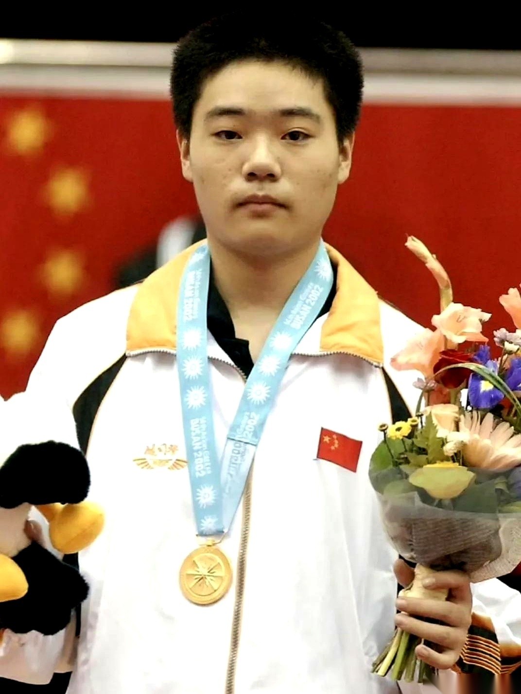2002年釜山亚运会斯诺克个人赛决赛，15岁的丁俊晖以3-1击败了泰国名将素波森拉。
在这届比赛之前，中国队在台球这个项目上拿到的金牌数一直是零。
这次夺冠之后，斯诺克在国内收获了大批关注，无数年轻人拿起了球杆。
十五岁是个什么年纪？
搁在普通家庭里，也就是个刚上高中的半大孩子，遇事可能还会本能地往
