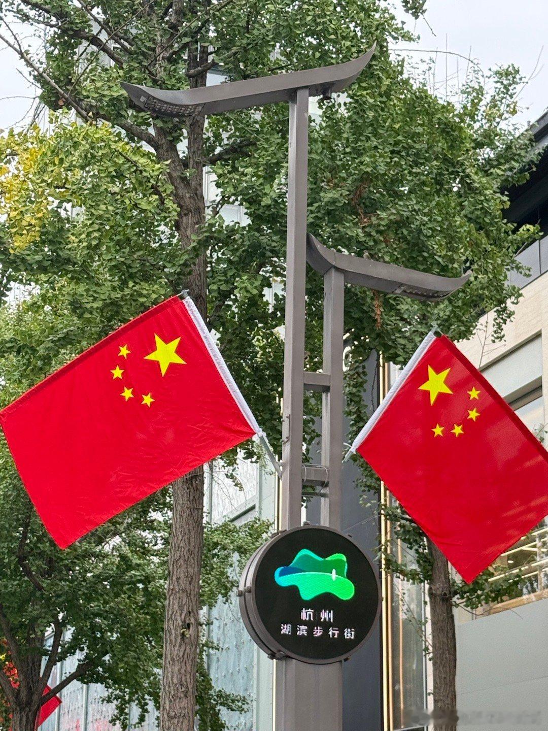 修整几天，今儿下午来到了一半西湖一半城的湖滨in 77，地铁🚇C出口上来，左边👈新开泡泡玛特店，里面全是年轻人，真好°，苹果店里也全是粉丝，进进看了一下喜欢颜色现场版还是挺好看滴，in 77时尚，年轻，挤在人群中，感觉真好，杭州生活开启[咖啡][鲜花] ​