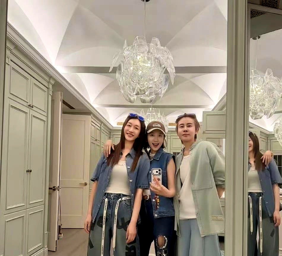 李小冉50岁，离过婚，上了《乘风2026》。

她算是把账算明白了。房本写自己名，车自己挑，挣钱自己花，跟闺蜜逛街吃饭不用跟谁报备。

年轻时觉得结婚是归宿，现在才懂，心里不慌才是归宿。

不是没人要，也不是多恨婚姻，就是不想再为了“应该结婚”这四个字，搭上下半辈子。

她说，凑合过，真不如一个人松